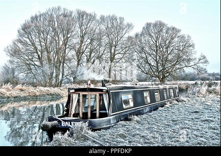 15-04 amarré en hiver sur la Tamise près de Shifford, Oxfordshire Banque D'Images