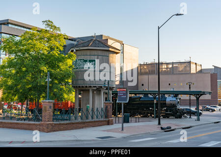LINCOLN, NE - 10 juillet 2018 : Railroad locomotive et tour de l'eau dans le quartier de Haymarket historique de Lincoln, Nebraska Banque D'Images