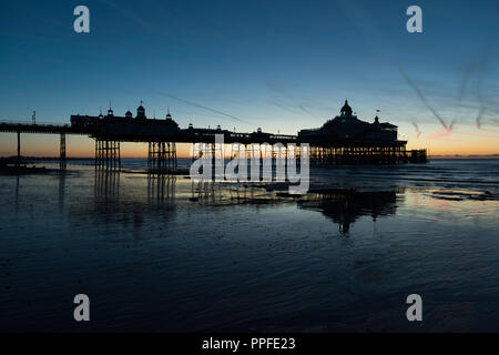 Tôt le matin, à Eastbourne Pier, dans le comté d'East Sussex, sur la côte sud de l'Angleterre au Royaume-Uni. Banque D'Images