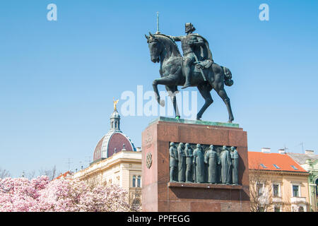 Statue roi Tomislav à Zagreb, Croatie, sur Japanese cherry blossom au printemps Banque D'Images