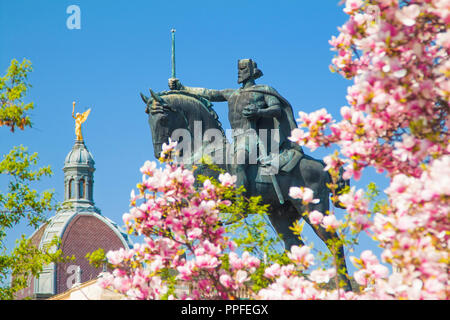 Statue roi Tomislav à Zagreb, Croatie, sur Japanese cherry blossom au printemps Banque D'Images