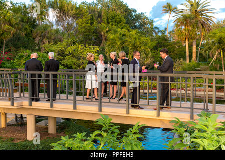 Réduite en conversation at outdoor garden party, Naples, Florida, USA Banque D'Images