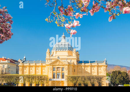 Pavillon des arts et Japanese cherry blossom au printemps à Zagreb, Croatie, roi Tomislav square Banque D'Images