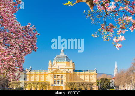 Pavillon des arts et Japanese cherry blossom au printemps à Zagreb, Croatie, roi Tomislav square Banque D'Images