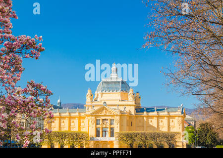 Pavillon des arts et Japanese cherry blossom au printemps à Zagreb, Croatie, roi Tomislav square Banque D'Images