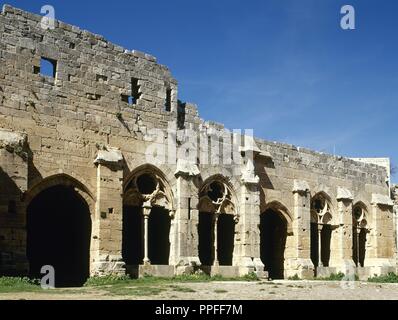 La Syrie. Talkalakh, District de Krak des Chevaliers. Château des croisés, sous le contrôle de Chevaliers Hospitaliers (1142-1271) pendant les croisades en Terre sainte, est tombé en contrôle Arabe au 13e siècle. Vue partielle de la salle de réception et la galerie. Photo prise avant la guerre civile en Syrie. Banque D'Images