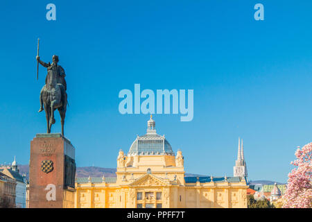 Vue panoramique sur roi Tomislav statue, Pavillon des arts et de la cathédrale de Zagreb, Croatie, au printemps. Texte sur monument croate signifie roi Tomislav, 925 Banque D'Images