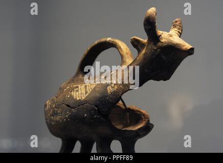 L'art étrusque le navire sur un grand stand est un mélange d'une âtre étrusque d'argile tirée et un support de métal bien connu de banquets du Moyen Orient. 500 BC. Ny Carlsberg Glyptotek. Le Danemark. Banque D'Images