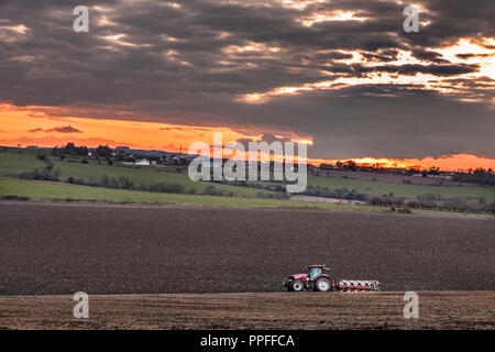 Agamartha, Carrigaline, Cork, Irlande. 31 mars, 2018. Le labourage du printemps à la fin de soirée comme un agriculteur prépare le terrain pour les cultures près de Agamartha ou Banque D'Images