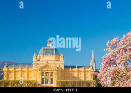 Pavillon des arts et Japanese cherry blossom au printemps à Zagreb, Croatie, roi Tomislav square Banque D'Images