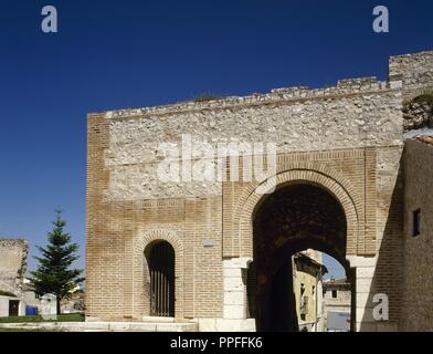 Cuellar, province de Ségovie, Castille et Leon, Espagne. Porte de Saint Basile. Le seul des murs qui a été préservé depuis les derniers changements effectués par les ducs d'Alburquerque. Il était à l'origine appelée la Porte de Robledo. Toledo-type l'architecture mauresque, 11e siècle. Banque D'Images