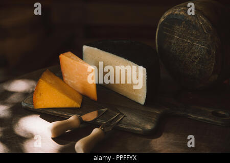 Diverses sortes de fromage délicieux avec du fromage sur les couverts de table en bois rustique Banque D'Images