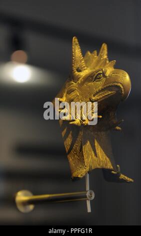 Le début du fer. L'influence romaine. Gryphon de Vimose. Une tête de gryphon de bronze doré. La Gryphon était peut-être une fois partie d'un casque de parade romain. A été trouvé dans une tourbière, l'île de Fionie. Musée national du Danemark. Banque D'Images