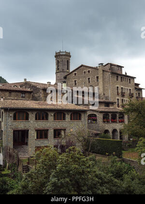 Vue verticale du village catalan de Rupit i Pruit en été Banque D'Images