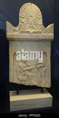 L'art grec pierre tombale. Palmette ornement couronnée par l'allégement. La jeune fille morte, Sosilla, fille de Straton de Kollytos en Attique, prend congé de Chaireas d Kedoi en Attique. 400-350 BC. La Grèce. Banque D'Images