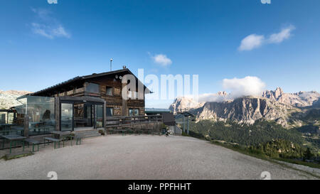 Cortina d'Ampezzo BL, Italie - 17 août 2018 : Le refuge Scoiattoli avec le télésiège, dans les Cinque Torri. Banque D'Images