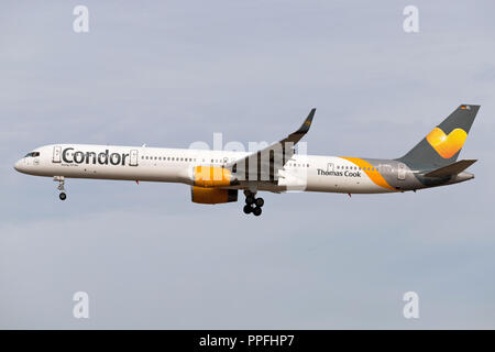 Boeing 757-300 Condor allemande avec l'enregistrement D-ABOL en courte finale pour la piste 25L de l'aéroport de Francfort. Banque D'Images