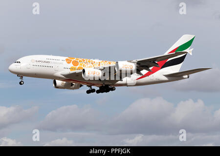 Unis Airbus A380 avec l'inscription A6-EOU en Spécial EXPO 2020 livery en courte finale pour la piste 25L de l'aéroport de Francfort. Banque D'Images