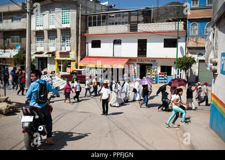 Les gens prennent part à une marche dans la région de Tlapa, Guerrero, Mexique, tenue à l'appui de 43 étudiants de l'absence de l'État de Guerrero qui ont été portées disparues depuis près de deux mois le 15 novembre 2014. La marche a été le début d'un certain nombre de caravanes qui vont voyager à travers le Mexique pour une semaine et réunion à Mexico le 20 novembre, qui est le marqueur de la révolution du Mexique. Banque D'Images