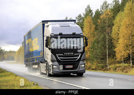 Raasepori, Finlande - le 7 octobre 2017 : Nouveau camion Iveco Stralis XP tire le long de la remorque sur la route humide jour de pluie de l'automne dans le sud de la Finlande. Banque D'Images