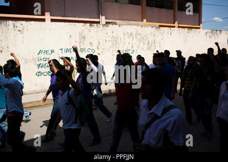 Les gens prennent part à une marche dans la région de Tlapa, Guerrero, Mexique, tenue à l'appui de 43 étudiants de l'absence de l'État de Guerrero qui ont été portées disparues depuis près de deux mois le 15 novembre 2014. La marche a été le début d'un certain nombre de caravanes qui vont voyager à travers le Mexique pour une semaine et réunion à Mexico le 20 novembre, qui est le marqueur de la révolution du Mexique. Banque D'Images