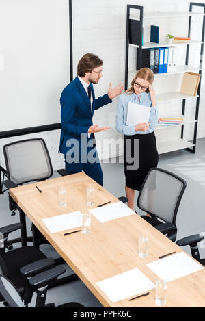 High angle view of patron crier aux jeunes directrice au bureau Banque D'Images