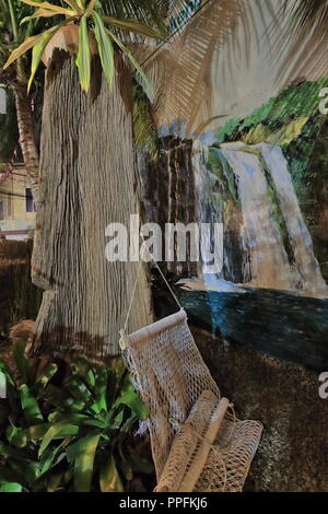 Jardin intérieur avec cascade de décoration murale et d'un hamac suspendu à un palmier d'une maison ancestrale à l'Mabini et Lopez Jaena street Banque D'Images