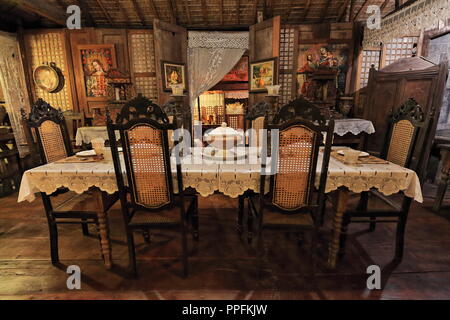 Salle à manger avec table et de 6 chaises en bois-soupière sur cirée-icônes religieuses une maison ancestrale à l'Mabini et Lopez Jaena str Banque D'Images