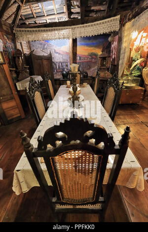 Salle à manger avec table et de 6 chaises en bois-sur-nappe soupière scènes antiques d'une maison ancestrale à l'Mabini et Lopez Jaena stre Banque D'Images