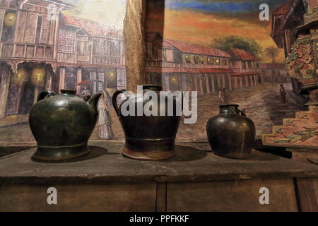 De la vaisselle en argile ou en espagnol pour l'eau de refroidissement botijos posés sur une table en bois-salle à manger d'une maison ancestrale à l'Mabini et Lopez Jaena stre Banque D'Images