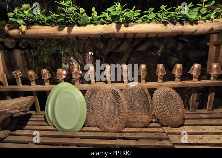 Égouttoir à vaisselle en bois rustique avec table en verre et en plastique-lunettes le séchage sur des piles d'une maison ancestrale à l'Mabini et Lopez Jaena stree Banque D'Images