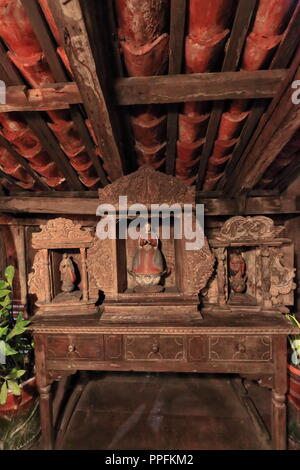 Il comporte beaucoup d'autels de voyage de la Vierge Marie posée sur une console en bois dans une maison ancestrale à l'Mabini et Lopez Jaena rues Banque D'Images