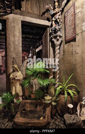 Jardin intérieur avec sculptures sur bois de Saint Michel Archange et de plantes en plantpots-Filipino maison ancestrale à l'Mabini et Lopez Jaena rue c Banque D'Images