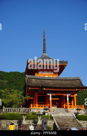 Kyoto, Japon - 01 août 2018 : l'Isc-mon entrée ouest et les trois étages de la pagode derrière elle Temple Kiyomizu-dera, temple bouddhiste culte mondial de l'UNESCO Banque D'Images