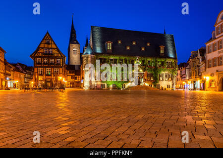 Marché avec l'hôtel de ville et église du marché, photo de nuit, l'UNESCO World Heritage Site, Quedlinburg, Saxe-Anhalt, Allemagne, Harz Banque D'Images