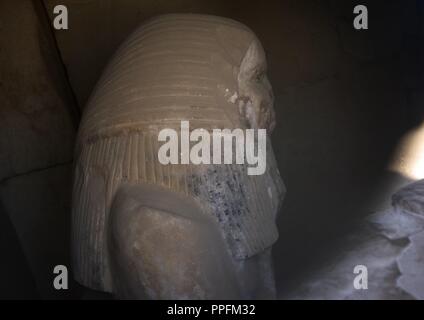 L'Égypte. Saqqara. Djoser's complexe. Le serdab, une petite enceinte. Copie de la statue du pharaon Djoser, actuellement exposée au Musée égyptien du Caire.Troisième Millénaire. Vieux Royaume. Banque D'Images