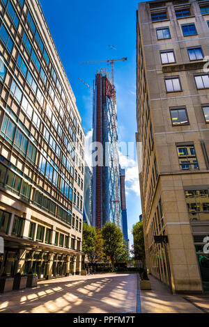 Courtyard Columbus et point de vue sur la construction de nouveaux gratte-ciel résidentiel de Terre-Neuve, dans la région de Canary Wharf, London, UK Banque D'Images