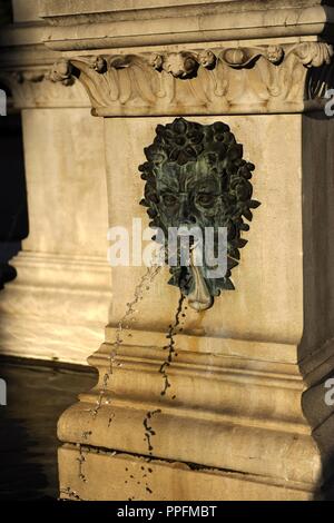 La Croatie. Zagreb. La colonne de la Sainte Marie avec l'ange et de la fontaine par le sculpteur Allemand-autrichien Anton Dominik Fernkorn (1813-1878) en 1865. La fontaine a été construite par l'architecte autrichien Hermann Bolle (1845-1926) entre 1880-1882. Fontaine du tuyau. Détail. Kaptol Square. Banque D'Images