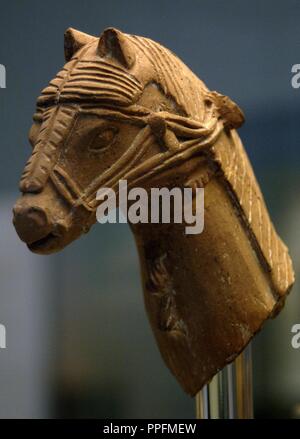 Tête de cheval porte un harnais, partie d'une grande figure d'un cheval et le cavalier. Terre cuite. 600-500 BC. Fait à Chypre. Du Sanctuaire d'Apollon, Phrangissa. British Museum. Londres. Angleterre, Royaume-Uni. Banque D'Images