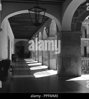 PORTICADA GALERIA DEL PATIO PRINCIPAL DE LA UNIVERSIDAD DE ALCALA DE HENARES O DE SANTO TOMÁS DE VILLANUEVA - siglo XVII - B/N - años 60. Auteur : SOPEÑA JOSE. Emplacement : UNIVERSIDAD. Alcalá de Henares. MADRID. L'ESPAGNE. Banque D'Images