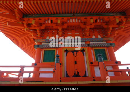 Kyoto, Japon - 01 août 2018 : la première histoire de trois étages de la pagode bouddhiste Temple Kiyomizu-dera, un site du patrimoine culturel mondial de l'UNESCO. Banque D'Images