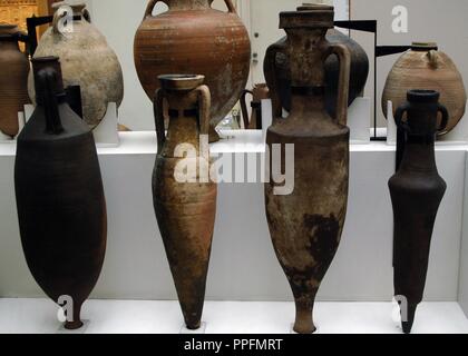 Différents types d'amphores. De gauche à droite : amphore de vin, 1er siècle de notre ère, à partir de Rome ; l'amphora pour poisson, 1er siècle de notre ère, de l'Espagne ; vin amphora, 2e-1e siècles avant J.-C., de thermes de Titus à Rome, probablement pour l'amphore de vin, 2ème-3ème siècles de notre ère, à partir de l'Égypte. British Museum. Londres. L'Angleterre. United Kingdom. Banque D'Images