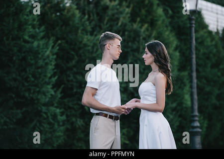 Beautiful wedding couple holding hands at Banque D'Images