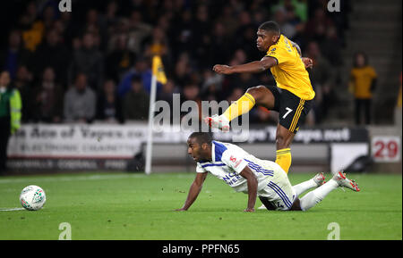 Wolverhampton Wanderers' Ivan Cavaleiro (droite) fautes Leicester City's Ricardo Pereira (à gauche) au cours d'une tentative de but à la cire en Cup, troisième match à Molineux, Wolverhampton. Banque D'Images