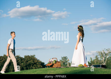 Le marié va mariée en robe de mariée blanche on picnic Banque D'Images