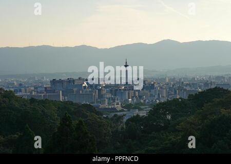 Kyoto, Japon - 01 août 2018 : Kiyoto Ville avec Kiyoto Tower vu du temple Kiyomizu-dera, temple bouddhiste un site du patrimoine culturel mondial de l'UNESCO. P Banque D'Images