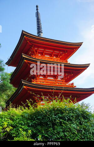Kyoto, Japon - 01 août 2018 : l'Koyasu-no-to de la pagode bouddhiste Temple Kiyomizu-dera, un site du patrimoine culturel mondial de l'UNESCO. Photo par : George Banque D'Images