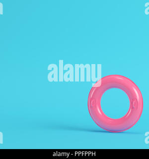 Anneau gonflable rose sur fond bleu lumineux dans des tons pastel. Le minimalisme concept. 3D render Banque D'Images