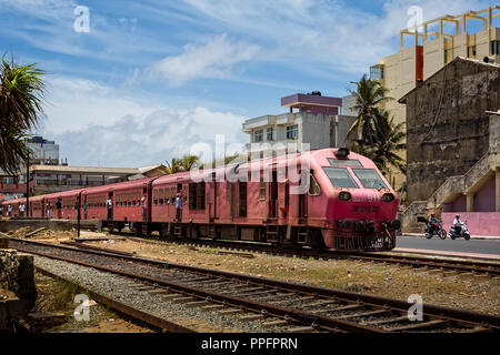 Vieux train diesel de banlieue surpeuplés et dans le centre-ville de Colombo prises à Colombo, Sri Lnaka le 7 septembre 2016 Banque D'Images