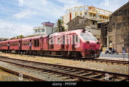 Vieux train diesel de banlieue surpeuplés et dans le centre-ville de Colombo prises à Colombo, Sri Lnaka le 7 septembre 2016 Banque D'Images